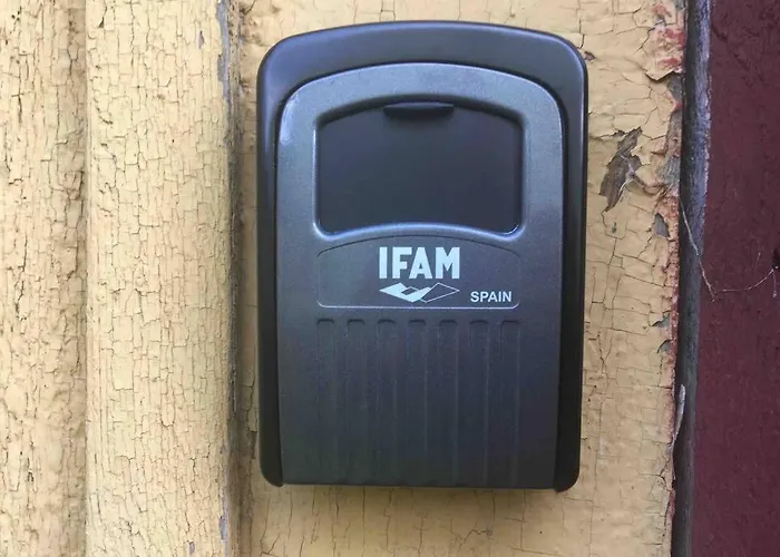 An Oldie In Center Of Апартаменти